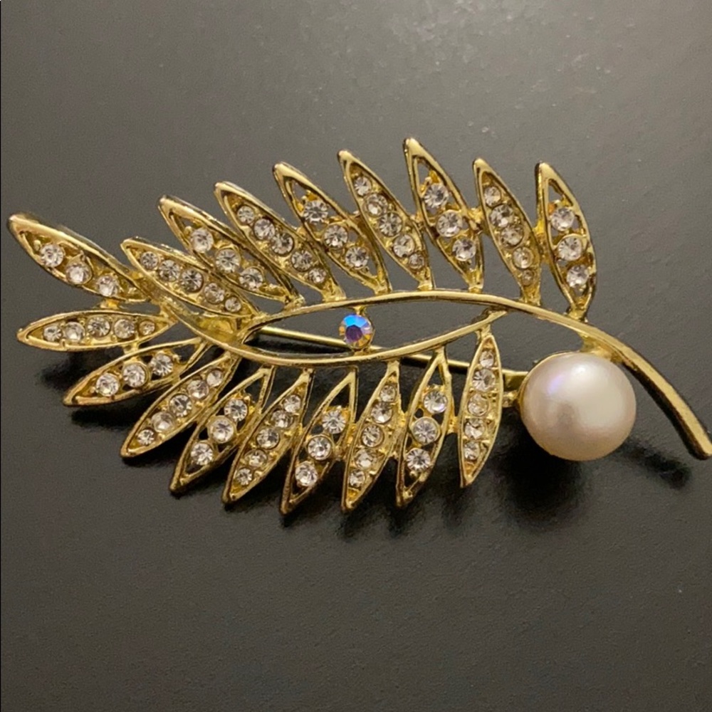 Faux Pearl Decor Leaf Shaped Brooch